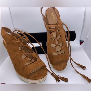 Report “Daryll”Tassel Lace-Up White,Tan & Gold Trim Platform Wedge Size 8.5-EUC